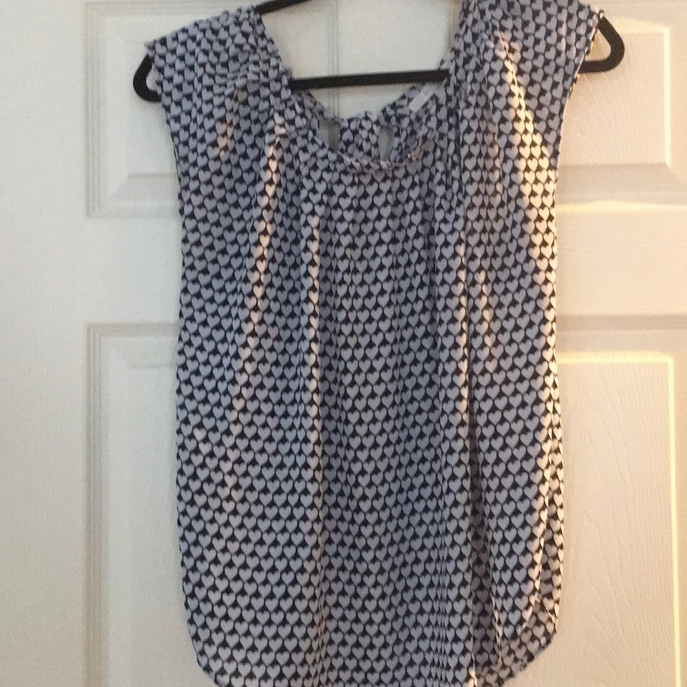 Sleeveless blouse. Light blue and navy.